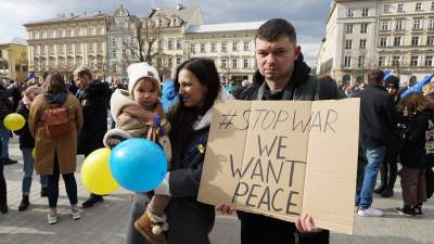 Hymn Ukrainy, wspólna modlitwa, braterstwo. Antywojenna manifestacja na Rynku - zdjęcie 4