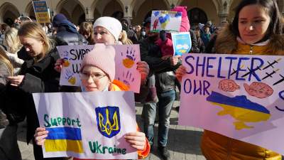 Hymn Ukrainy, wspólna modlitwa, braterstwo. Antywojenna manifestacja na Rynku - zdjęcie 25