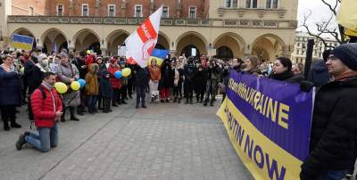 Hymn Ukrainy, wspólna modlitwa, braterstwo. Antywojenna manifestacja na Rynku - zdjęcie 26