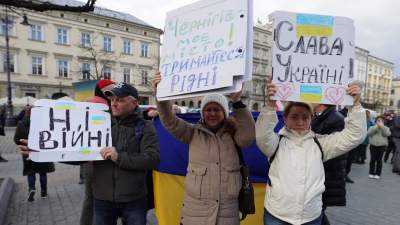 Hymn Ukrainy, wspólna modlitwa, braterstwo. Antywojenna manifestacja na Rynku - zdjęcie 17