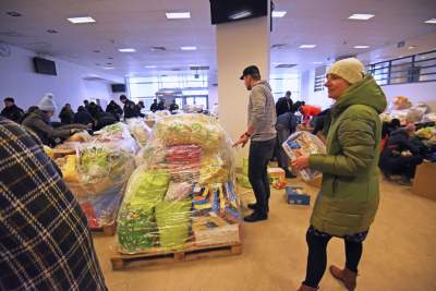 Magazyn darów na stadionie Wisły, fot. Marek Lasyk - zdjęcie 12
