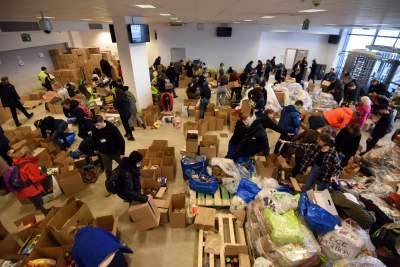 Magazyn darów na stadionie Wisły, fot. Marek Lasyk - zdjęcie 2