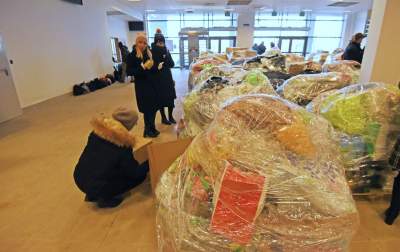 Magazyn darów na stadionie Wisły, fot. Marek Lasyk - zdjęcie 13
