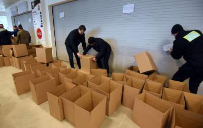 Magazyn darów na stadionie Wisły, fot. Marek Lasyk - zdjęcie 9