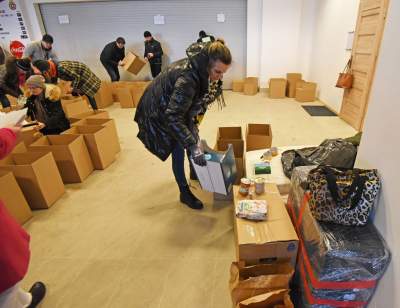 Magazyn darów na stadionie Wisły, fot. Marek Lasyk - zdjęcie 6