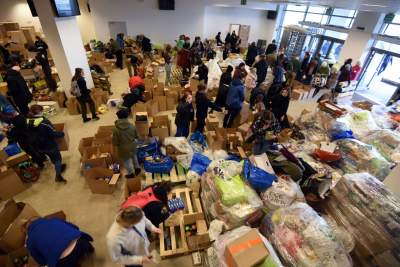 Magazyn darów na stadionie Wisły, fot. Marek Lasyk - zdjęcie 1