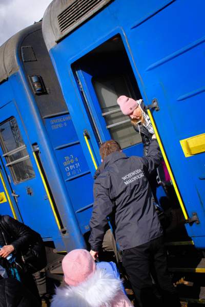 Pociąg humanitarny dotarł szerokim torem do Olkusza, fot. Małopolski Urząd Wojewódzki - zdjęcie 2