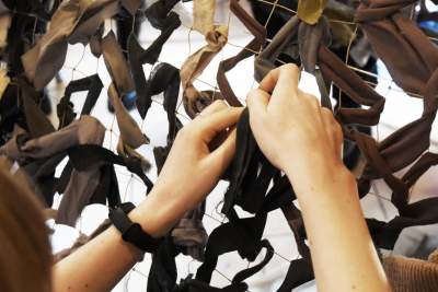 Robią siatki maskujące dla ukraińskiego wojska, potrzeba rąk do pracy - zdjęcie 10