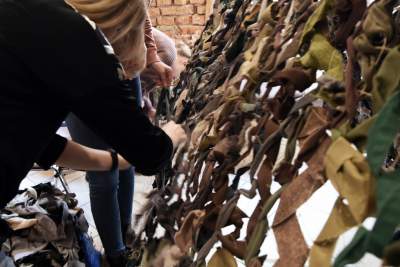 Robią siatki maskujące dla ukraińskiego wojska, potrzeba rąk do pracy - zdjęcie 5