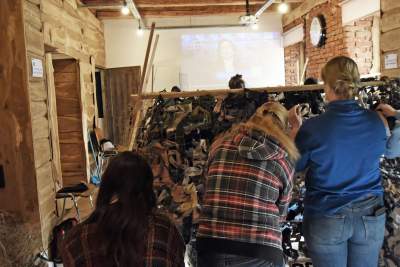 Robią siatki maskujące dla ukraińskiego wojska, potrzeba rąk do pracy - zdjęcie 24