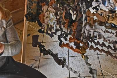 Robią siatki maskujące dla ukraińskiego wojska, potrzeba rąk do pracy - zdjęcie 23