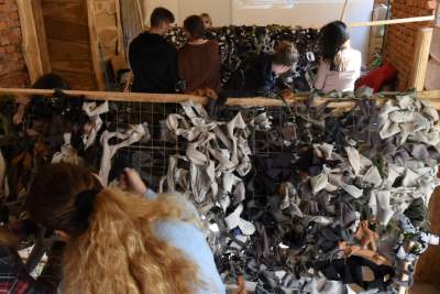 Robią siatki maskujące dla ukraińskiego wojska, potrzeba rąk do pracy - zdjęcie 6