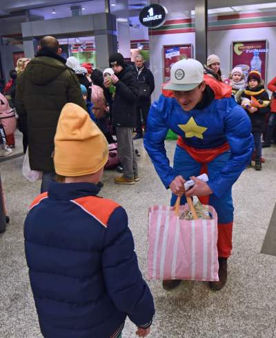 Z pomocą przyszedł nawet Superman. Przyniósł prezenty i uśmiech - zdjęcie 6