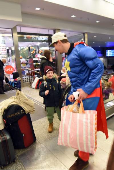 Z pomocą przyszedł nawet Superman. Przyniósł prezenty i uśmiech - zdjęcie 2