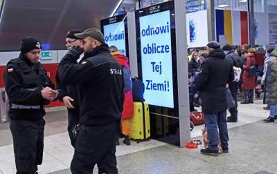 Raport z oblężonego dworca: dzień 15. Fot. Marek Lasyk - zdjęcie 4