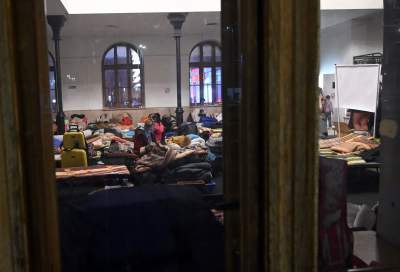 Raport z oblężonego dworca: dzień 15. Fot. Marek Lasyk - zdjęcie 2