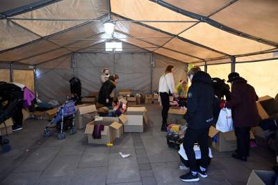 Namioty na placu przed dworcem. Ciepła zupa i schronienie - zdjęcie 2