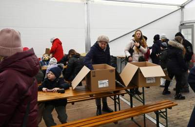 Namioty na placu przed dworcem. Ciepła zupa i schronienie - zdjęcie 6