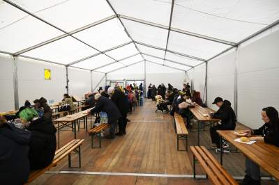 Namioty na placu przed dworcem. Ciepła zupa i schronienie - zdjęcie 12