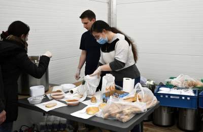 Namioty na placu przed dworcem. Ciepła zupa i schronienie - zdjęcie 14