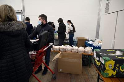 Namioty na placu przed dworcem. Ciepła zupa i schronienie - zdjęcie 9