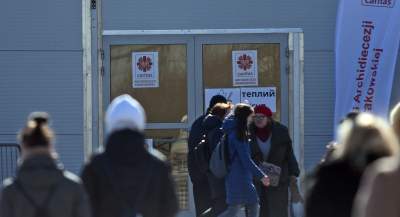 Namioty na placu przed dworcem. Ciepła zupa i schronienie - zdjęcie 18