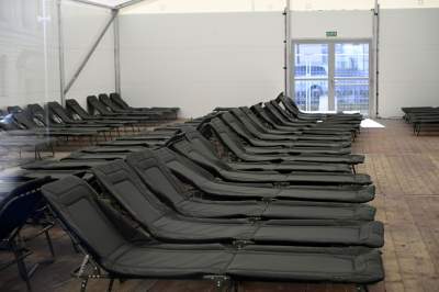 Namioty na placu przed dworcem. Ciepła zupa i schronienie - zdjęcie 3