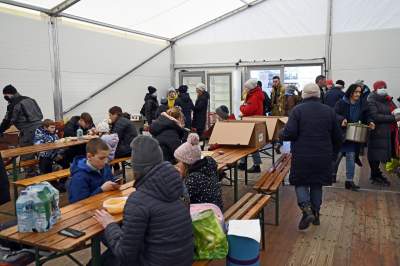 Namioty na placu przed dworcem. Ciepła zupa i schronienie - zdjęcie 15