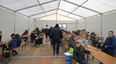 Namioty na placu przed dworcem. Ciepła zupa i schronienie - zdjęcie 5