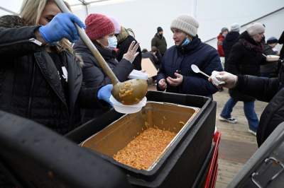 Namioty na placu przed dworcem. Ciepła zupa i schronienie - zdjęcie 10
