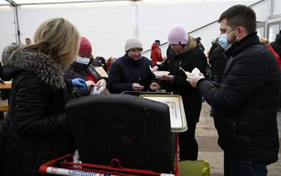 Namioty na placu przed dworcem. Ciepła zupa i schronienie - zdjęcie 11