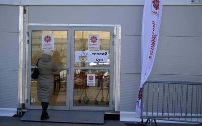 Namioty na placu przed dworcem. Ciepła zupa i schronienie - zdjęcie 1