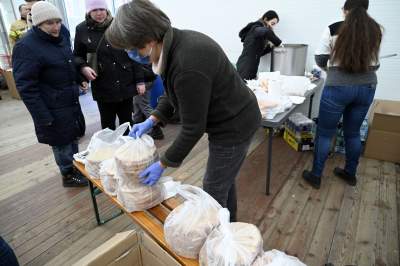 Namioty na placu przed dworcem. Ciepła zupa i schronienie - zdjęcie 8