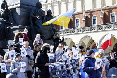 Ukraińscy uchodźcy protestują na Rynku Głównym. Jeden postulat - zdjęcie 8
