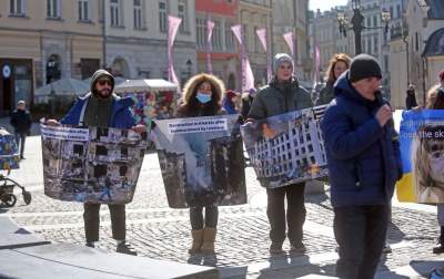Ukraińscy uchodźcy protestują na Rynku Głównym. Jeden postulat - zdjęcie 10