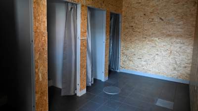 Zamieszka tu kilkuset uchodźców z Ukrainy. Sale pomalowali studenci ASP - zdjęcie 4