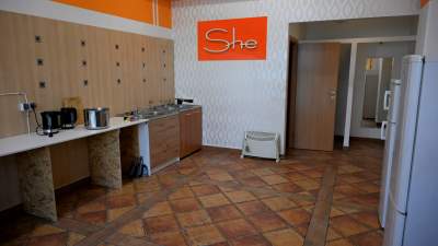 Zamieszka tu kilkuset uchodźców z Ukrainy. Sale pomalowali studenci ASP - zdjęcie 16