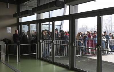 Tauron Arena: tłum uchodźców z Ukrainy w kolejce po PESEL - zdjęcie 6