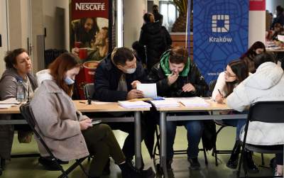 Tauron Arena: tłum uchodźców z Ukrainy w kolejce po PESEL - zdjęcie 10