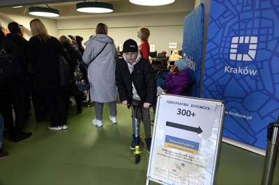 Tauron Arena: tłum uchodźców z Ukrainy w kolejce po PESEL - zdjęcie 17