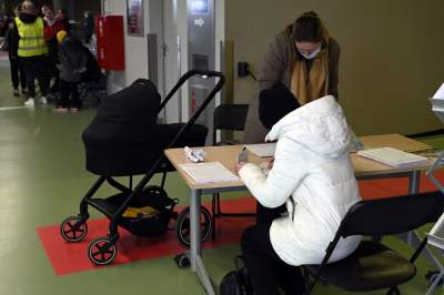 Tauron Arena: tłum uchodźców z Ukrainy w kolejce po PESEL - zdjęcie 14