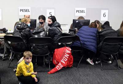 Tauron Arena: tłum uchodźców z Ukrainy w kolejce po PESEL - zdjęcie 11