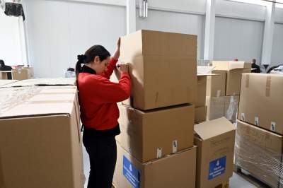 Praca w sortowni darów dla walczącej Ukrainy, fot. Marek Lasyk - zdjęcie 13