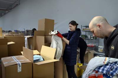 Praca w sortowni darów dla walczącej Ukrainy, fot. Marek Lasyk - zdjęcie 14