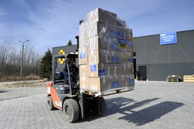 Praca w sortowni darów dla walczącej Ukrainy, fot. Marek Lasyk - zdjęcie 3