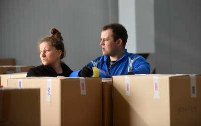 Praca w sortowni darów dla walczącej Ukrainy, fot. Marek Lasyk - zdjęcie 19