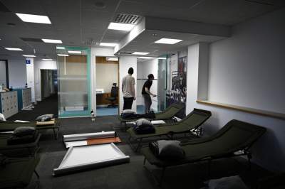 Schronienie dla uchodźców w dawnym Tesco. Bardzo starannie przygotowane - zdjęcie 18