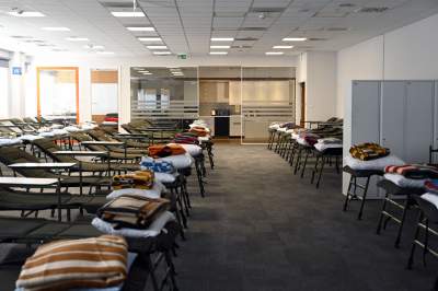 Schronienie dla uchodźców w dawnym Tesco. Bardzo starannie przygotowane - zdjęcie 26