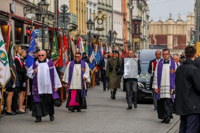 Przez centrum Krakowa przeszedł kondukt z prochami Krzysztofa Pendereckiego - zdjęcie 27