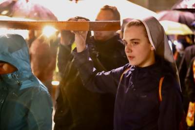 Akademicka Droga Krzyżowa na ulicach Krakowa. Wyszło dwa tysiące osób - zdjęcie 18